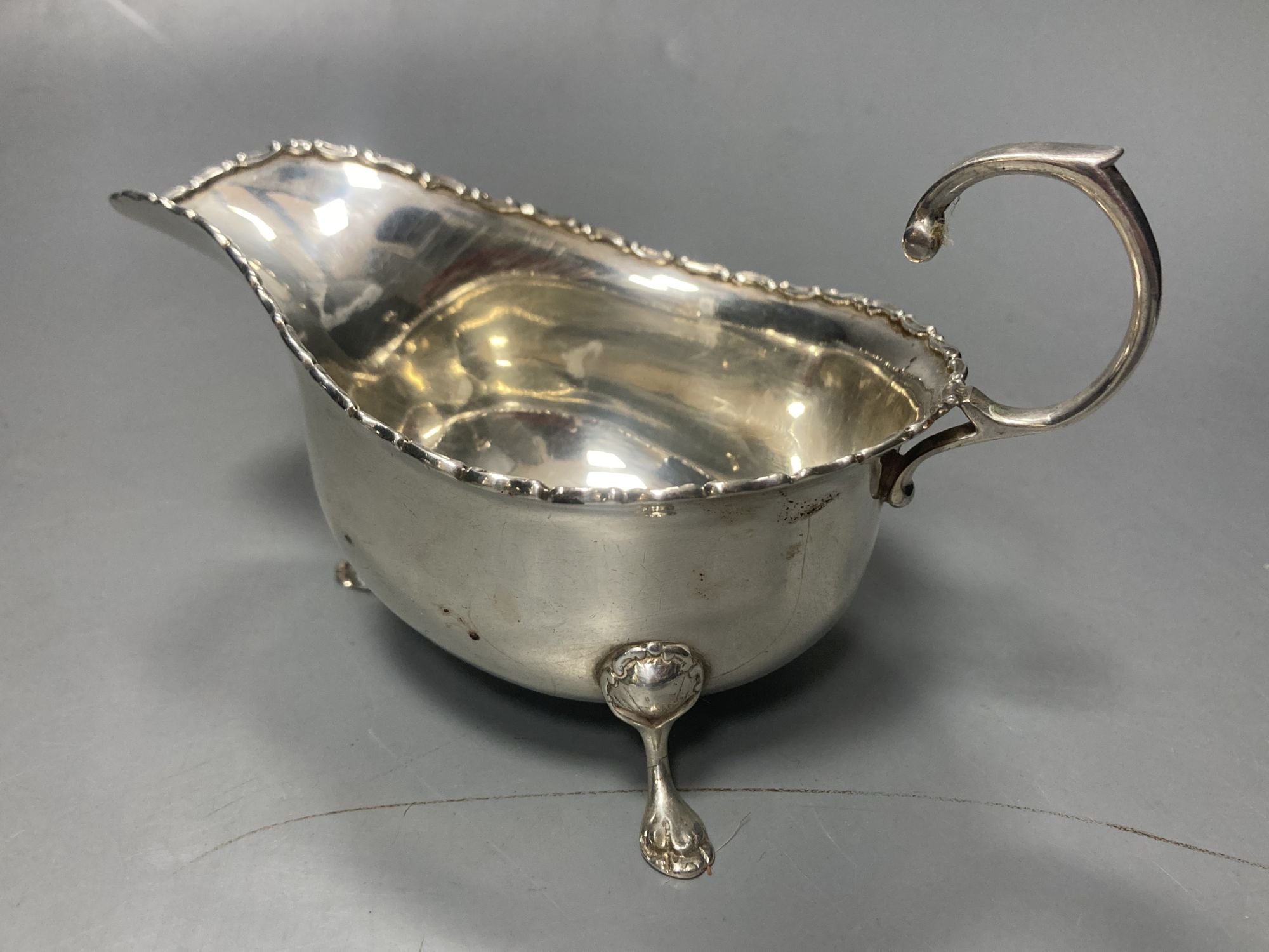 A pair of Edwardian silver sauceboats, Birmingham, 1906, height 8.9cm, 8.5oz.